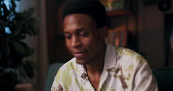 Bir Anlık Boş Zamanı Kucaklayan Afrikalı Adam Oturma Odasındaki Kanepeye — Stok video