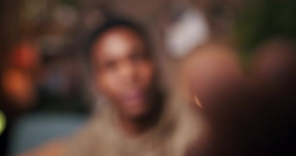 Çerik Yaratıcısı Afrikalı Adam Kanepe Içeriği Yaratıcısına Yerleşmeden Önce Kameranın — Stok video