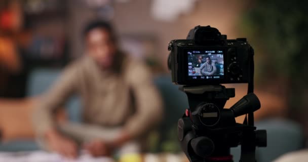 Афро Американский Писатель Уютной Гостиной Делится Творческими Историями Камерой Ручкой — стоковое видео