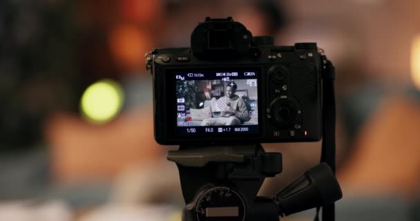 Afrikai Amerikai Életmód Edző Kényelmes Nappaliban Elkötelezi Magát Kamera Amely — Stock videók