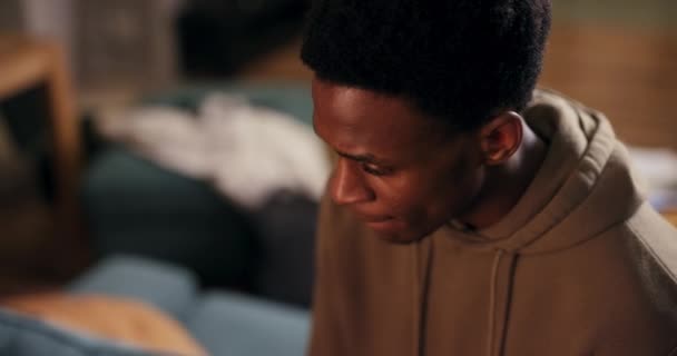 Concentré Homme Afro Américain Sérieux Portant Occasionnel Assis Sur Canapé — Video