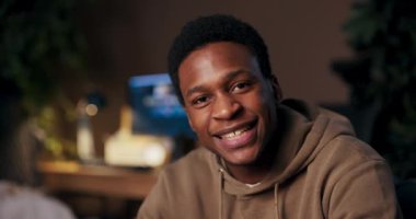 Sosyal Adalet Eylemcisi, sosyal adaleti savunmak için cep telefonu kullanan Afrikalı Amerikalı aktivist aktivistlerle sohbet ediyor, eğitim kaynaklarını paylaşıyor, sosyal medya aracılığıyla farkındalığı artırıyor..