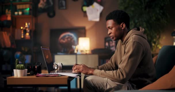 コンテンツ作成者 アフリカ系アメリカ人の男性が自分のコンピュータを使用して 社会問題 創造性に影響を与えるYoutube動画を作成します — ストック動画