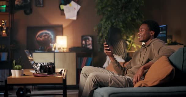 Event Planner Afroamerikansk Man Samordna Händelser Genom Sin Mobiltelefon Leende — Stockvideo
