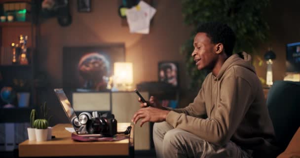 Music Promoter African American Man Främja Musik Genom Sin Mobiltelefon — Stockvideo