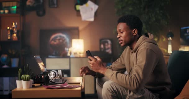 Personal Trainer Afroamerikanischer Mann Unterstützt Seine Klienten Über Sein Handy — Stockvideo