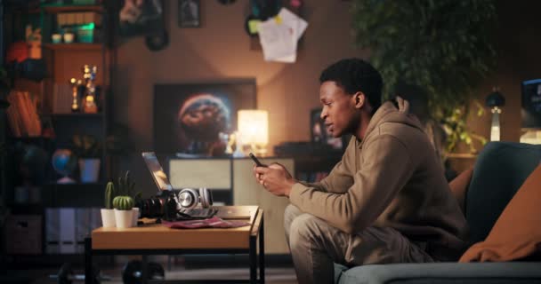 Sociální Média Vliv Afroameričan Používá Svůj Mobilní Telefon Chatu Úsměvu — Stock video