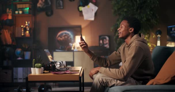 Muziek Promotor Afro Amerikaanse Man Die Muziek Promoot Zijn Mobiele — Stockvideo