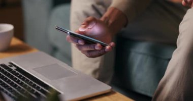 Yakın plan: Cep telefonundaki büyüleyici doğanın hızlandırılmış videosundan büyülenmiş Afrikalı bir Amerikalı..