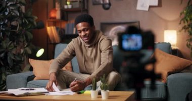 Kamera önünde oturan Afro-Amerikan adam dinamik varlığıyla seyirciyi büyülüyor. Önemli konular hakkında kısa notlar alıyor. Güçlü, iyi yapılandırılmış bir mesaj iletiyor..