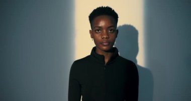 Sosyal Medya Etkisi: Kadın, sosyal medyada yaşam tarzı, moda ve güzellik tavsiyelerini paylaşıyor, çok sayıda takipçi topluyor ve kendi içeriğiyle başkalarına ilham veriyor.