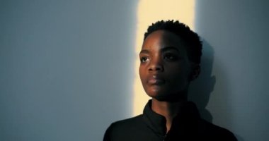 Sanatsal Dans Performansları: Kadın profili, hareket sanatı vasıtasıyla duyguları ve hikaye anlatımlarını büyüleyici bir şekilde yansıtıyor..