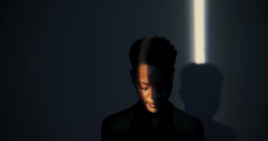 Meditasyon ve Farkındalık Rehberi: Kadın izleyicilere meditasyon ve farkındalık uygulamalarında, rahatlamayı, iç huzuru ve zihinsel refahı teşvik etmede rehberlik ediyor.