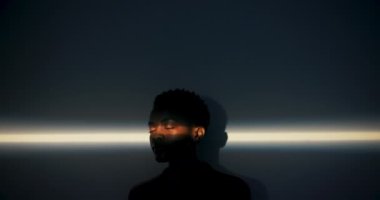 Teknoloji Markası, bir teknoloji markasını tanıtmak için kullanıldı. Afrika modeli markaların ürünlerini gösterişli ve şık bir şekilde sergiliyor..