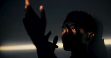 Organ Güven Kampanyası: Bu imaj, bireyleri vücutlarını kucaklamaya, eşsiz güzelliklerini kutlamaya ve kendilerini kabul ettirmeye teşvik eden bir vücut güven kampanyasında kullanılıyor..