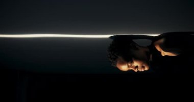 Kırmızı Halı Etkinliği: Afrika modeli kırmızı halı olayı kapsamı için çekiliyor, büyüleyici kıyafetlerini ve büyüleyici varlığını gözler önüne seriyor.