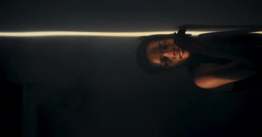 Moda Tasarımcısı Lookbook: Çekimler ünlü bir moda tasarımcısının son koleksiyonunu sergiliyor, Afrikalı model tasarımları onun pozları ve ifadeleriyle hayata geçiriyor.