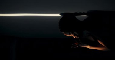 Organ Güven ve Kabul Kampanyası: Afrika modeli, vücut güvenini kutlayan ve tüm vücut türlerinin kabulünü teşvik eden bir kampanyanın bir parçası.