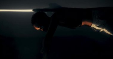 Sosyal medya içeriği oluşturma çekimi, modellerin sosyal medya platformları için büyüleyici bir içerik oluşturmayı amaçlıyor. Görüntüler onun güzelliğini ve stilini vurguluyor ve online varlığını sürdürüyor..