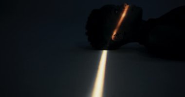 Vücut pozitifliği savunan vücut-pozitifliği olan kadın kendini kabul etmeyi teşvik eden poziyon kullanmak, farklı vücut tiplerini kutlayan, başkalarını kendi güzelliklerini kucaklamaya teşvik eden, güçlü bir ışık hissettirir..