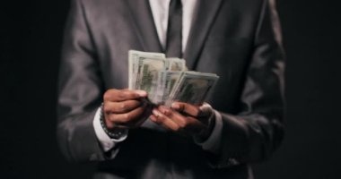 Afrikalı Amerikalı piyango talihlisi, beklenmedik talih kuşu karşısında hayrete düştü. Yakın çekim seçici odaklanma..