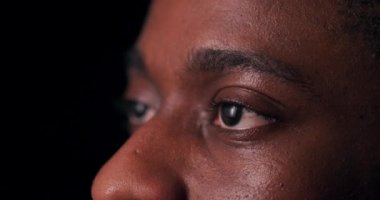 Keskin gözler korkusuzca Afrika kökenli Amerikalı bir adamın yüzüne bakıyor. Güç, esneklik ve kararlılık hissi veriyor..