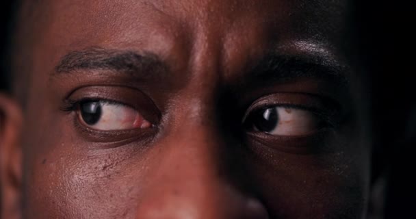 Hemsökelse Närbild Afroamerikansk Man Skräckslagna Ögon Skickar Rysningar Ner Ryggraden — Stockvideo