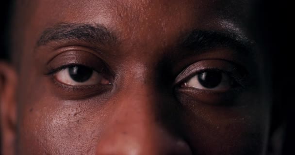 アフリカ系アメリカ人の男性の視線を引きつけることは 彼の思考や感情の深さと複雑さを示唆し 印象的なクローズアップショットで注目を要求します — ストック動画