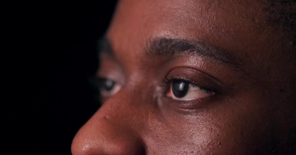 Occhi Penetranti Guardano Impercettibilmente Primo Piano Volto Uomo Afroamericano Trasmettendo — Video Stock
