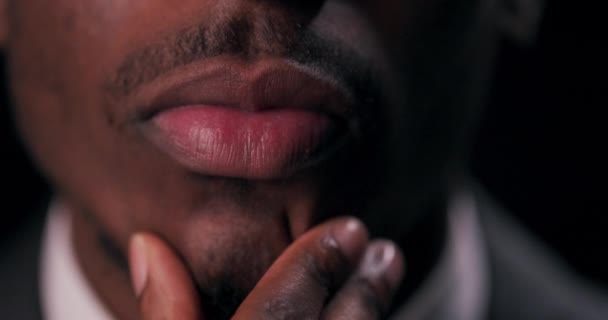 Geheimnisvoller Afroamerikanischer Mann Blickt Mit Einer Hand Kinn Die Kamera — Stockvideo