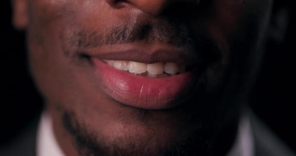 Αναδεικνύοντας Την Ομορφιά Και Μοναδικότητα Των Αφροαμερικανών Ατόμων Και Χαμόγελά — Αρχείο Βίντεο