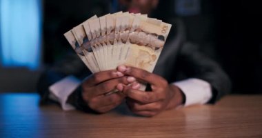 Yakın çekim seçici odaklı hayırsever, bağış için ayrılan dolarları sayarken, dünyada olumlu bir etki yaratmaya hazır bir tatmin ve şefkat hissi sergiliyor..