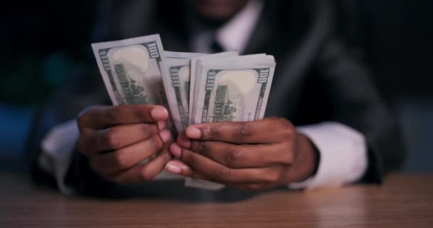 Επιτυχημένος Αφρικανός Επιχειρηματίας Ακτινοβολούσε Υπερηφάνεια Καθώς Μετρά Κέρδη Από Την — Αρχείο Βίντεο