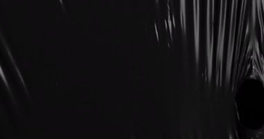 Görsel ziyafete girişin. Esnetilmiş plastik film gölgelerle iç içe geçerek soyut şekillerin dinamik duvar halısına dönüşüyor. Buruşuk, tuhaf selofan ambalajına hürmetlerini sunuyorlar..