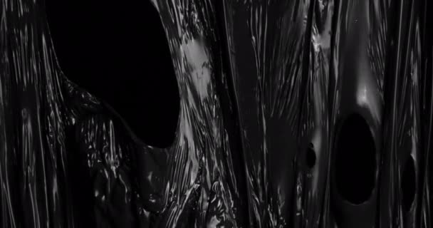 在深黑的背景下探索拉伸塑料膜迷人的质感 让人想起通常用来包装食品的皱巴巴的玻璃幕布 — 图库视频影像