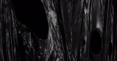 Esnetilmiş bir plastik filmin büyüleyici dokusunu, yiyecek paketlerinde sıklıkla kullanılan buruşmuş selofan ambalajını anımsatan koyu siyah bir zemin üzerinde keşfedin..