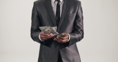 Afrika kökenli Amerikalı karizmatik konuşmacı, elindeki avroyu kullanarak, finansal başarı ve akıllı yatırım stratejilerinin izleyiciler için önemini vurguladı..