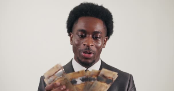 Verrukt Verrast Afro Amerikaanse Succesvolle Afrikaanse Investeerder Die Vertrouwen Tevredenheid — Stockvideo