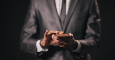 Afrikalı Amerikalı borsacı, finansal verileri analiz ediyor ve başarılı yatırımlardan kazandıklarını hesaplıyor..