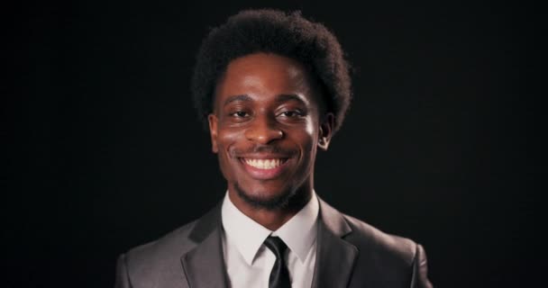 Afrikansk Man Smart Kostym Står Mot Svart Bakgrund Studio Tittar — Stockvideo