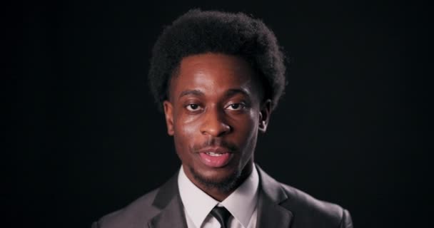 Självsäker Och Komponerad Afroamerikansk Man Smart Kostym Slår Pose Och — Stockvideo