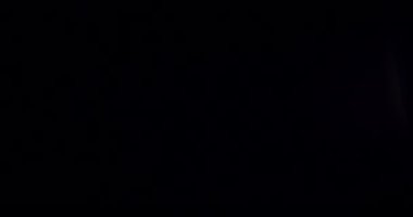 Görüntü arka planında belirgin tahıllar, ince toz parçacıkları ve gerçek bir mercekten gelen hafif bir ışık sızıntısı ile karakterize edilen dokulu film estetiği yer alıyor..