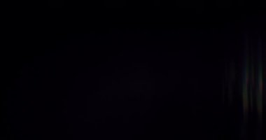 Spektrum Işık Işığı Kaplaması ile renklerin büyüleyici dansı. Prizma gökkuşağı ışığı tuval karşısında zarifçe kıvrılır ve döner, büyüleyici bir renk spektrumuyla sahneyi boyarlar..