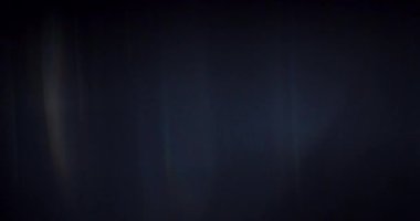 Spektrum Işık Kaplaması ile prizmatik ışığın dinamik patlaması. Siyah bir arkaplanda, gökkuşağı ışığı parlıyor, sahneye enerji veren bir renk patlaması yaratıyor..