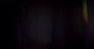 Anımsatıcı Işık Alevleri: Çerçevede zarifçe parlayan narin ve anımsatıcı ışıklar, her çekime zarafet ve entrika katar..