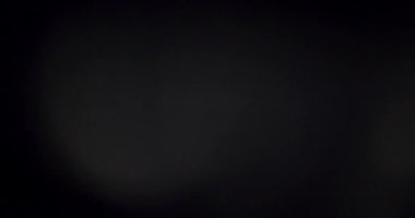 Ağır tahıllı film dokusu zamansız bir atmosfer yaratırken siyah beyaz fotoğrafçılığın gelişmişliğini kucaklayın. Bu örtüyü fotoğraflarınıza kusursuz bir şekilde entegre edin. Gizem ve entrika havası ekleyin..