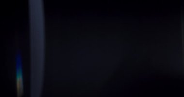 Spektrum Işık Platformu ile parlak ışığın parlaklığını deneyimleyin, prizma gökkuşağı ışıkları izleyiciyi büyüleyen bir renk patlaması yaratır..