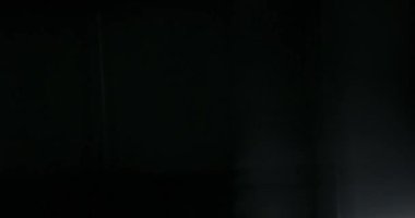 Artistik bir dokunuş ekleyin. Arkaplanda tahıl, toz ve hafif bir ışık sızıntısı var..