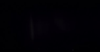 Canlı boyanın soyut bir bileşimi bir tuval üzerine sıçrayıp dans ediyor gibi görünen renklerin bir kaleydoskop oluşturarak enerji ve yaratıcılık hissi uyandırıyor..