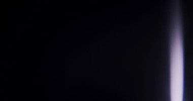 Prism Gökkuşağı Işık Işıkları Kaplamalı canlı renkli güzellik senfonisi. Siyah bir tuval üzerinde, gökkuşağı alevleri uyum sağlar ve harmanlanır, duyulardan zevk alan görsel bir senfoni yaratır..